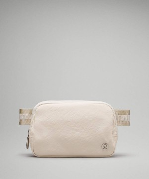 Riñonera Lululemon Everywhere 1L Wordmark Hombre Blancas Beige Blancas Chile | 958BWMKJI