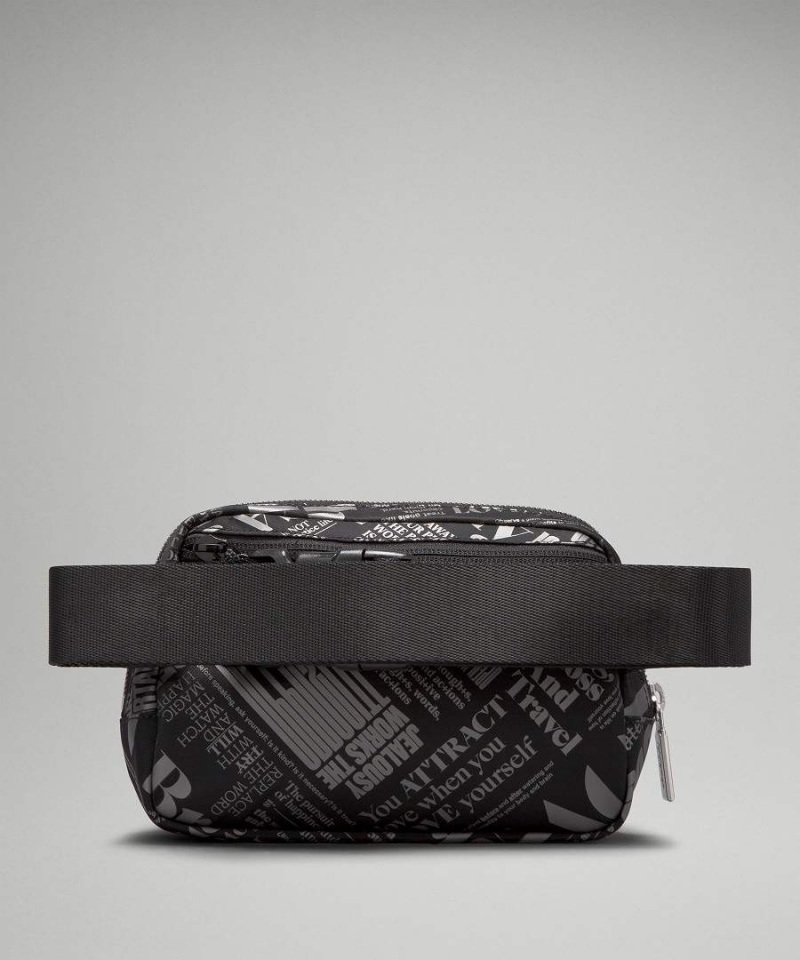 Riñonera Lululemon Everywhere 1L Manifesto Print Mujer Negras Plateadas Chile | 938KFIATE