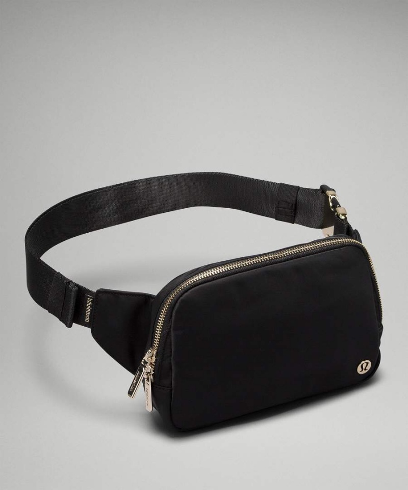 Riñonera Lululemon Everywhere Large 2L Metal Hardware Hombre Negras Doradas Chile | 451AMZDWJ
